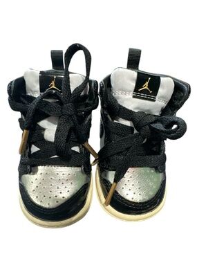 Jordan 1 Mid SE sneakers in a "Black Metallic Silver" Size 3C